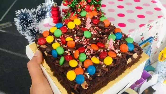 decorate square cake